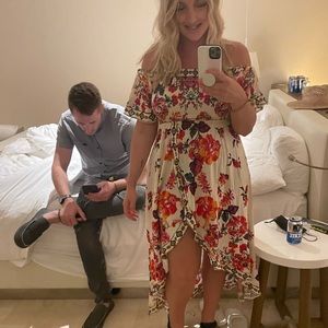 Vici off shoulder floral dress w/ slit in front size LG great condition